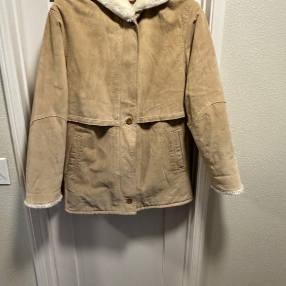 Very heavy and warm Genuine leather women coat /jacket . Looks like new - Picture 4 of 12